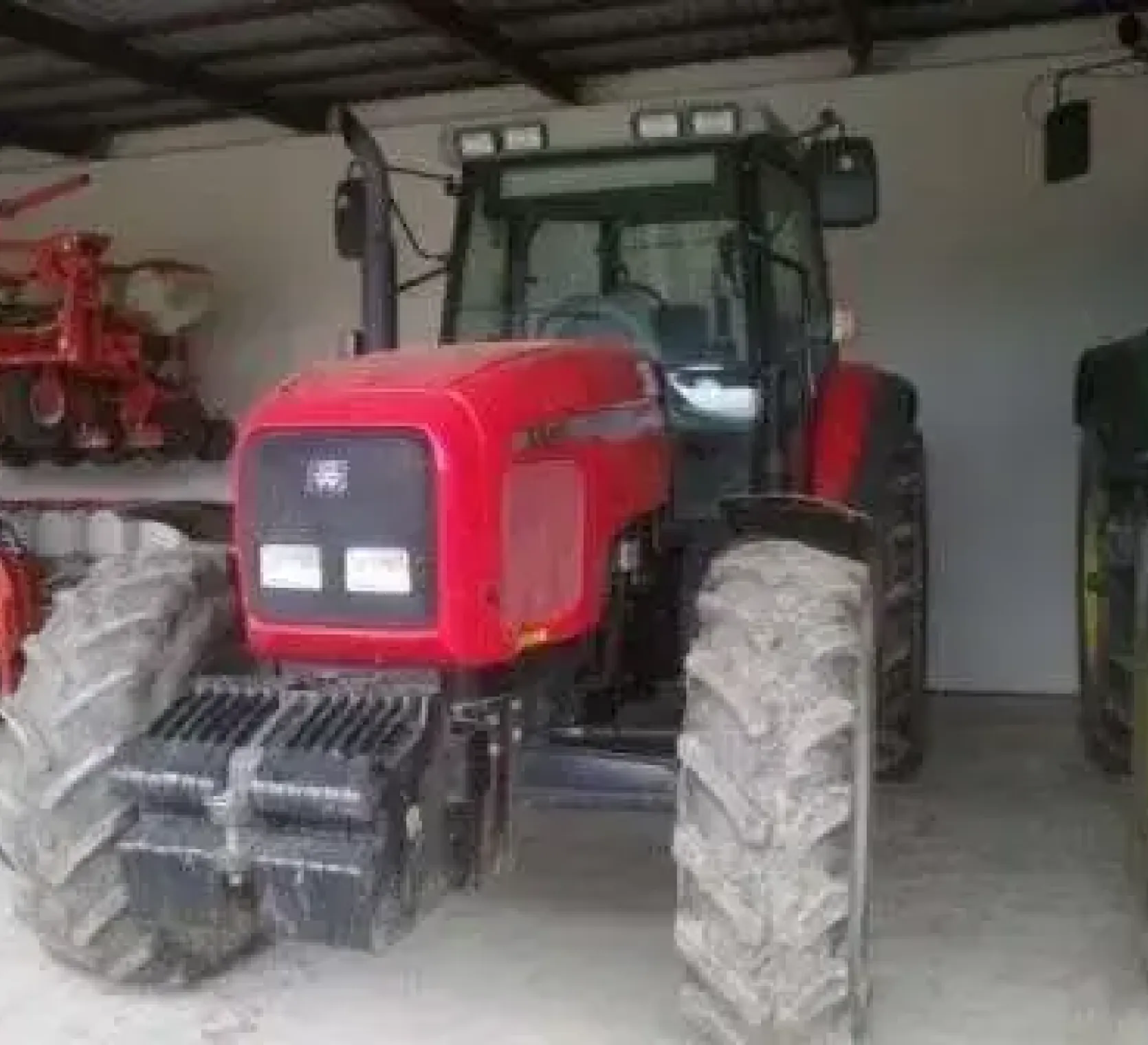widok z przodu ciągnika MF 8240 obciążniki przednie stan ogumienia dobry