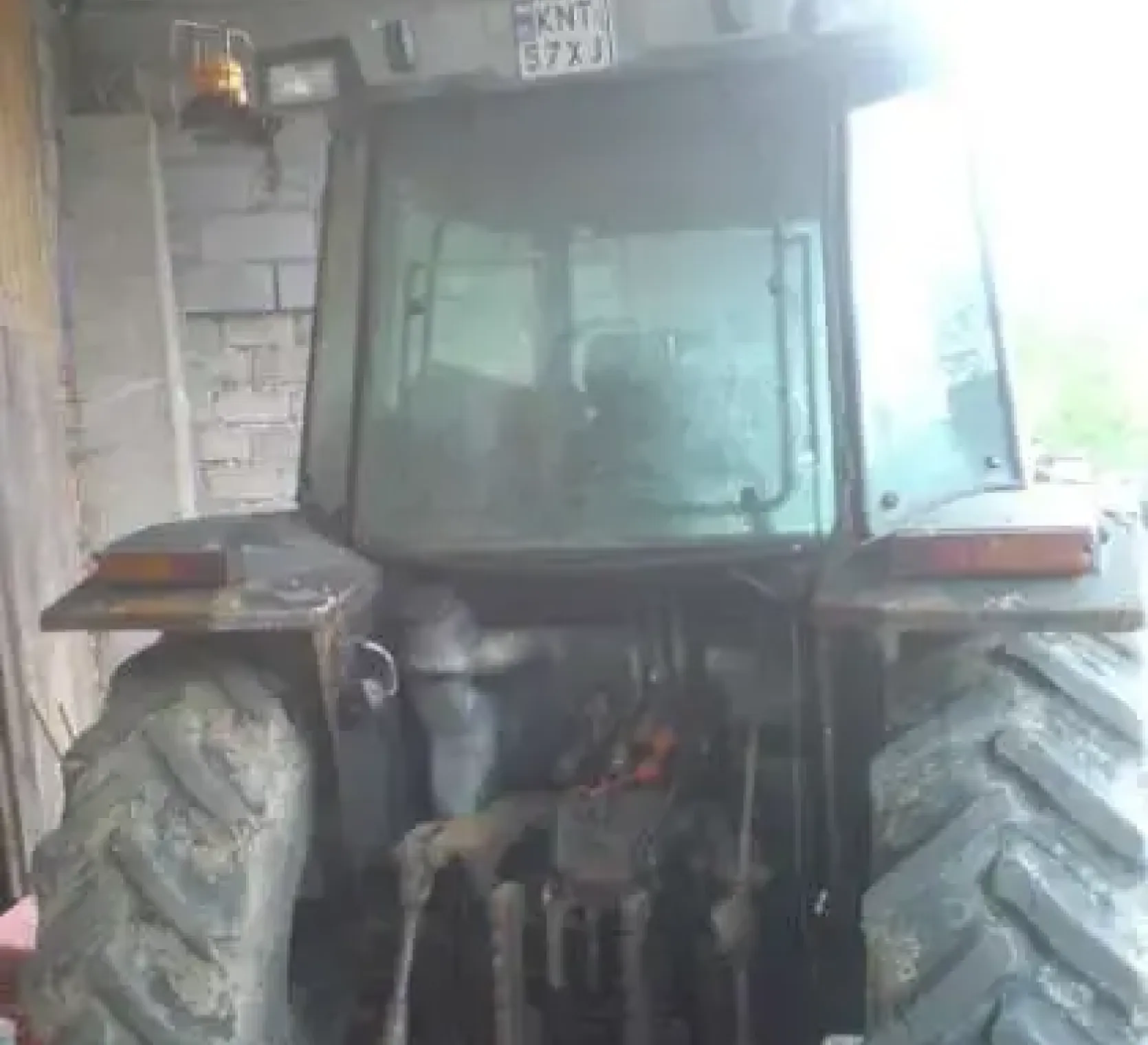 Tylny układ zwieszenia narzędzi w ciągniku rolniczym Massey Feruson 3050