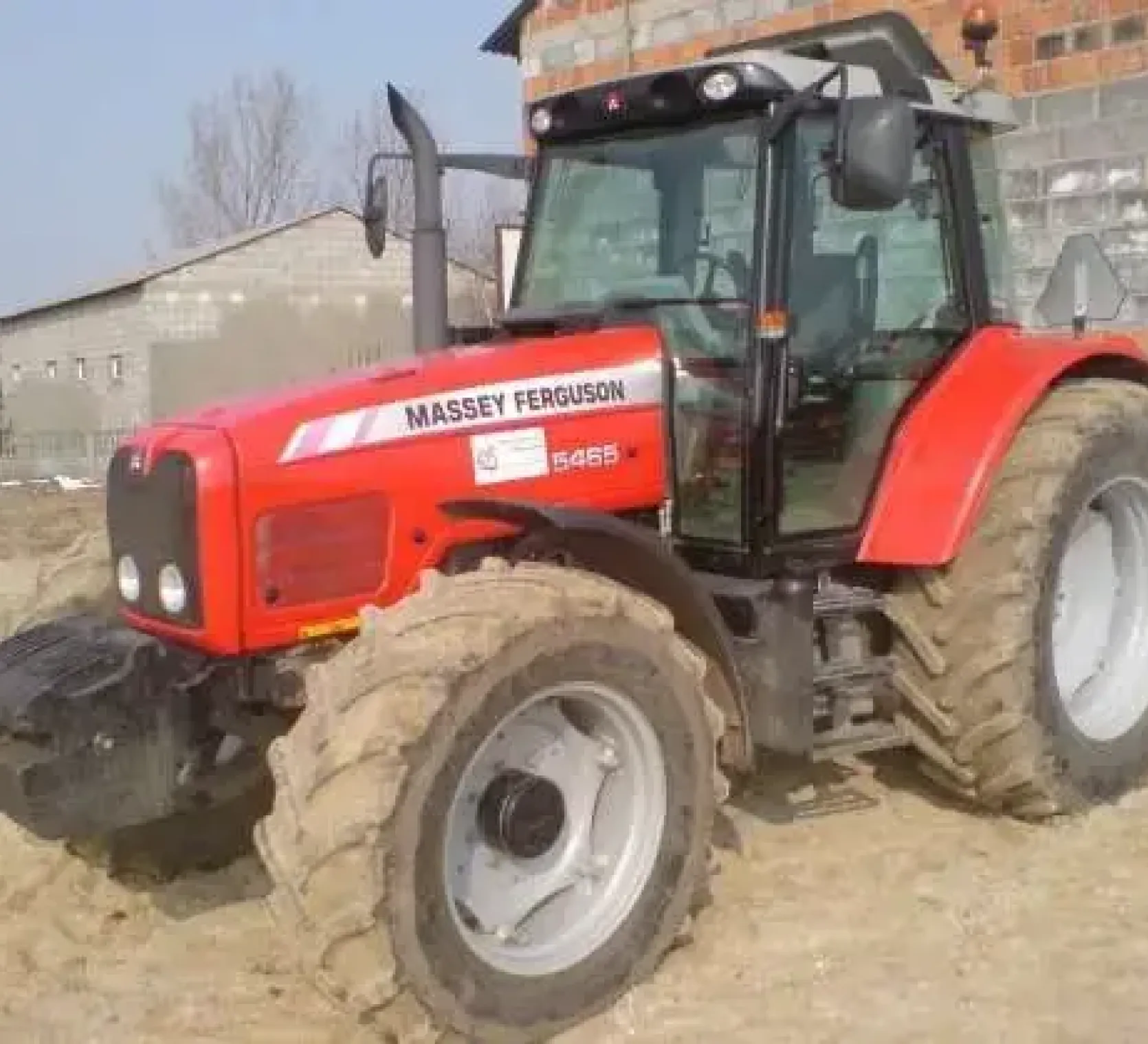 widok z lewego przodu ciągnika używanego MF 5465 
