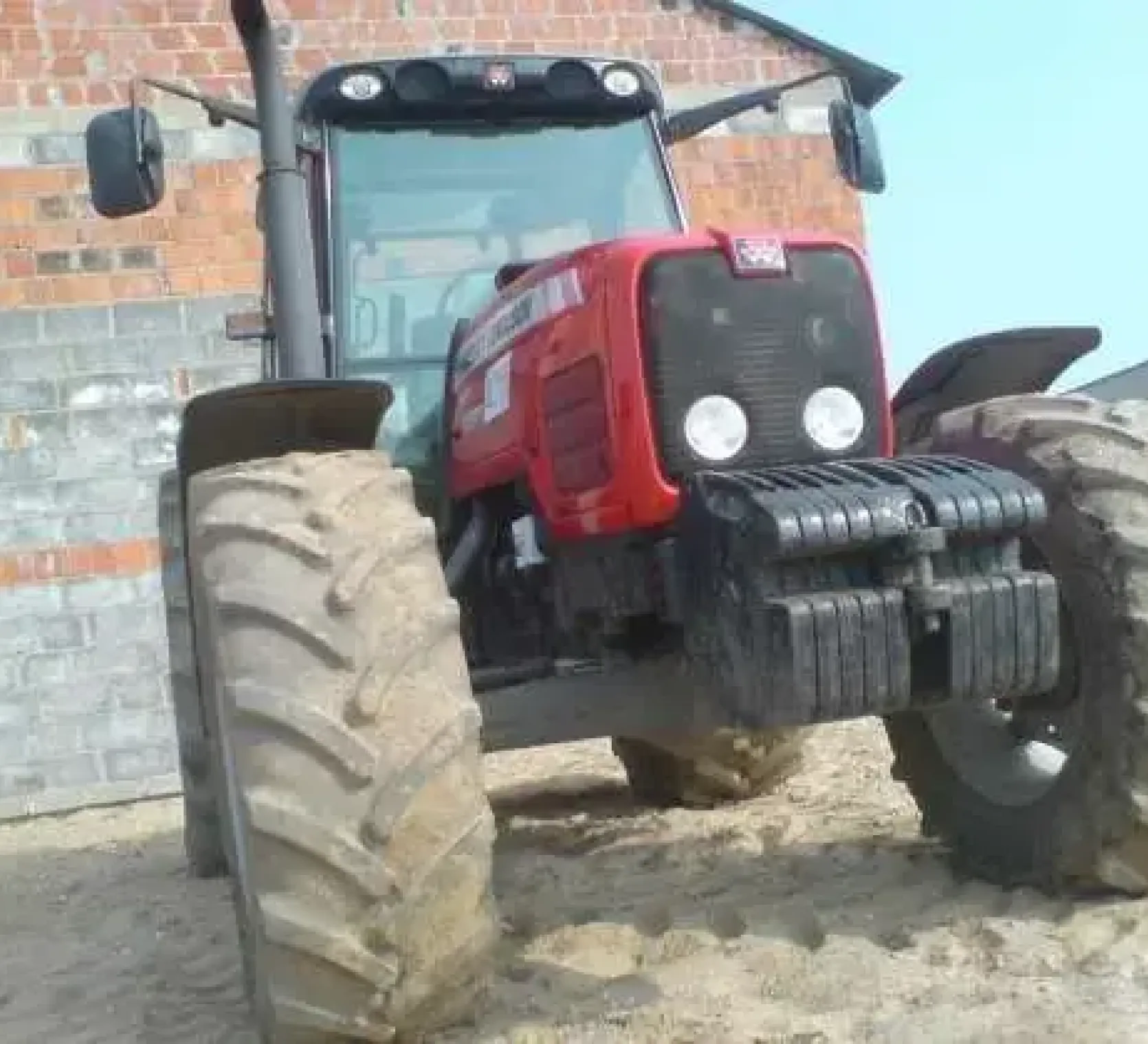 widok z przodu ciągnika Massey Ferguson 5465 bardzo dobry stan techniczny