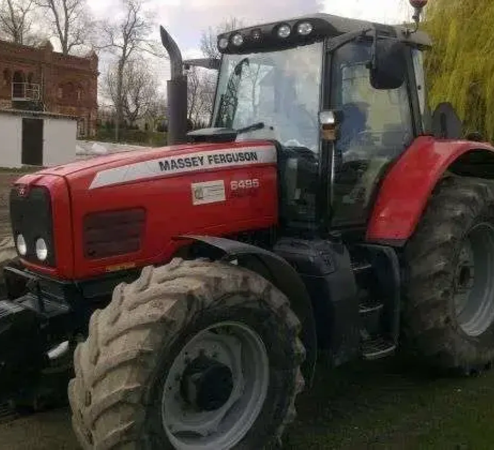 przód z lewej strony ciągnika rolniczego Massey Ferguson 6495 używany 