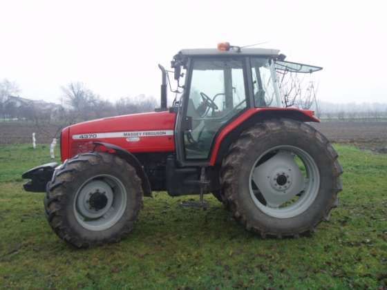 używany ciągnik rolniczy Massey Ferguson 4370 rok produkcji 2001 lewy bok