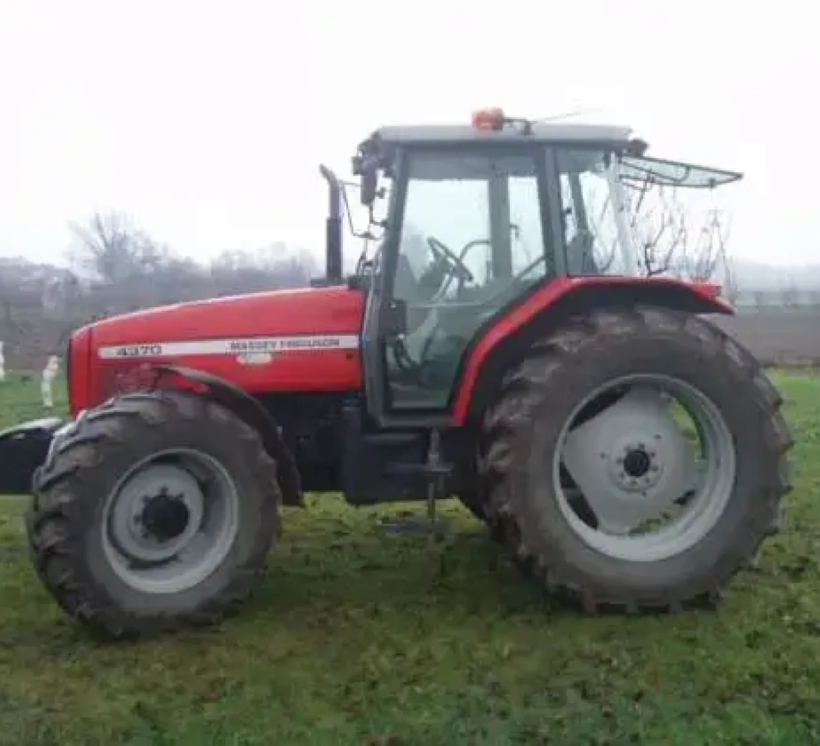 używany ciągnik rolniczy Massey Ferguson 4370 rok produkcji 2001 lewy bok