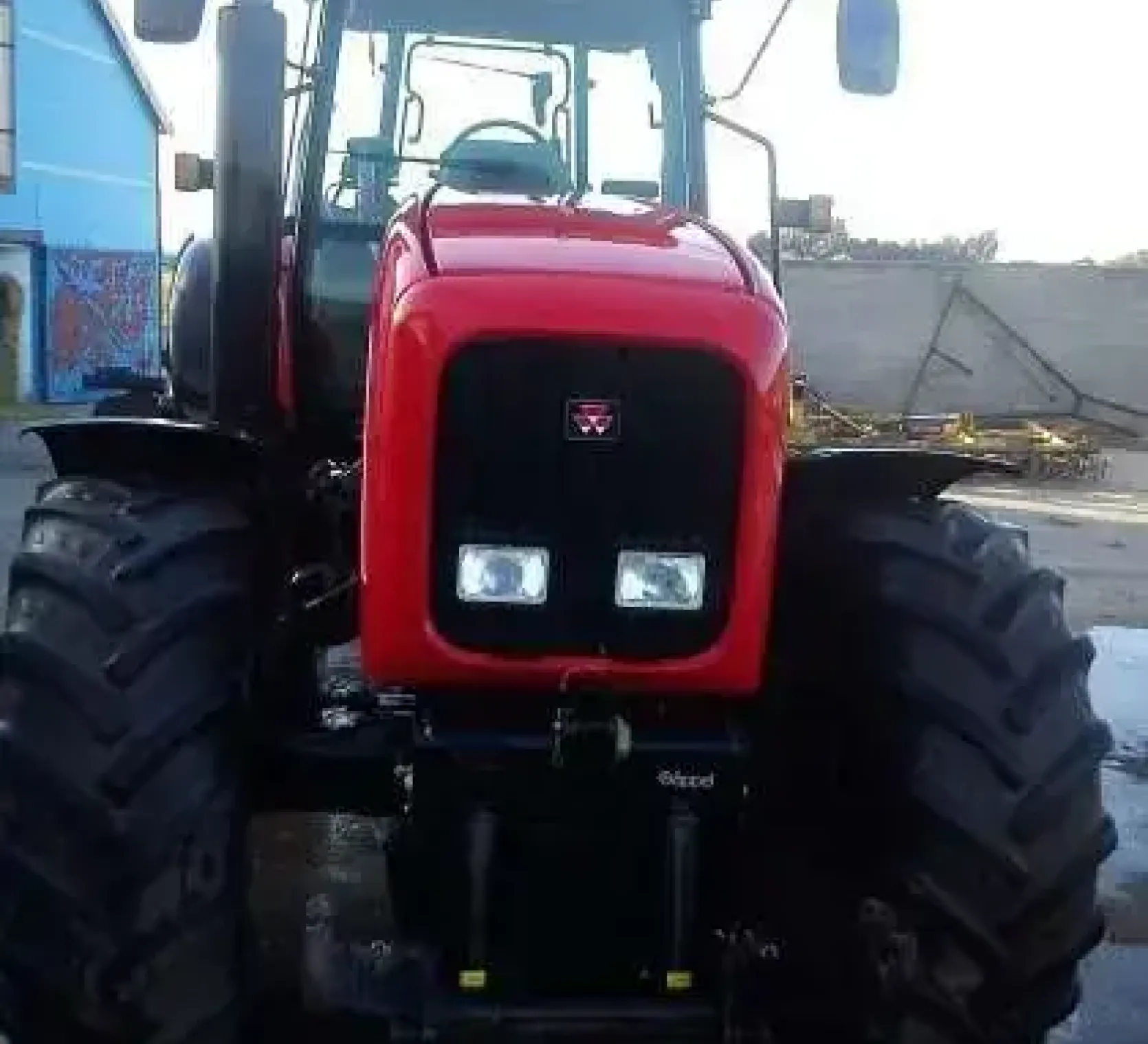 oferta sprzedaży ciągnik używany z 2005 roku Massey Ferguson 8260 zdjęcie z przodu 