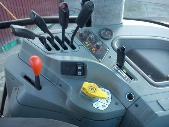 oferta sprzedaży ciągnik używany z 2005 roku Massey Ferguson 8260 zdjęcie kabiny prawa strona 