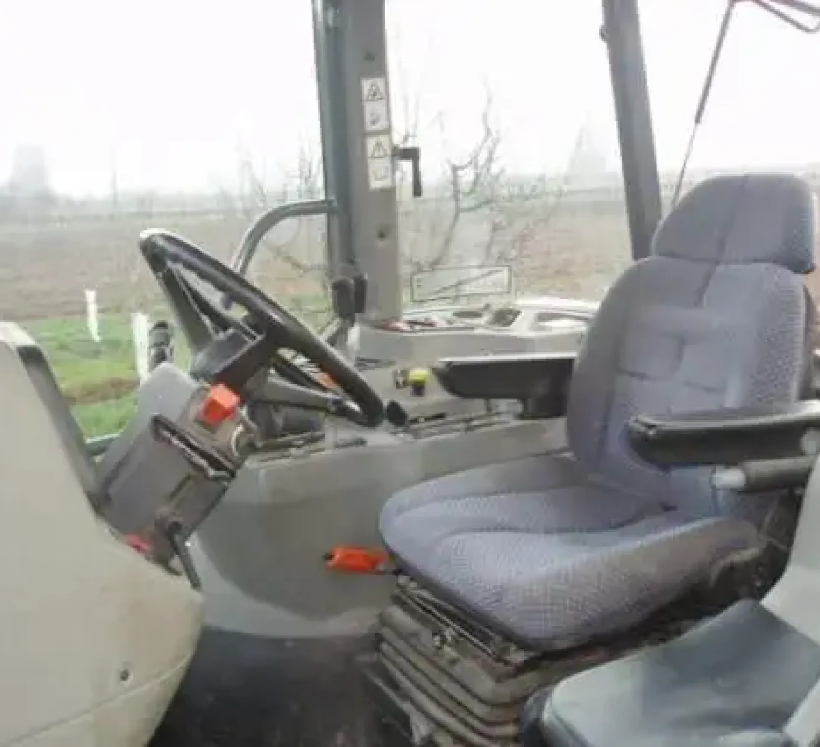 używany ciągnik rolniczy Massey Ferguson 4370 rok produkcji 2001 wnętrze kabiny