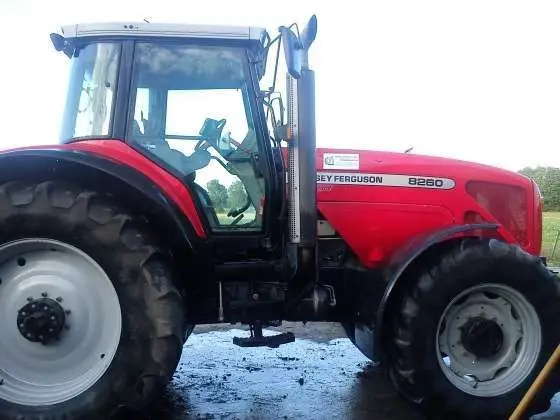 oferta sprzedaży ciągnik używany z 2005 roku Massey Ferguson 8260 zdjęcie z prawej strony