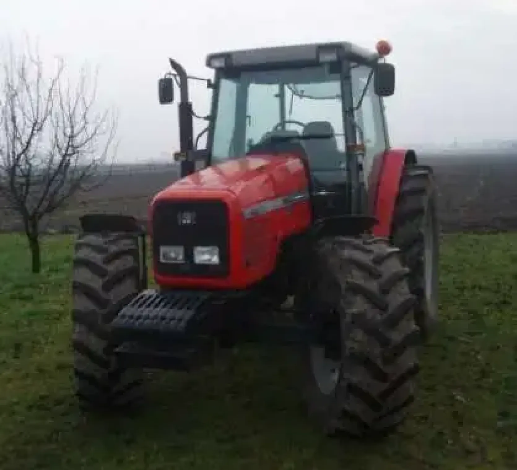 używany ciągnik rolniczy Massey Ferguson 4370 rok produkcji 2001 przód ciągnika