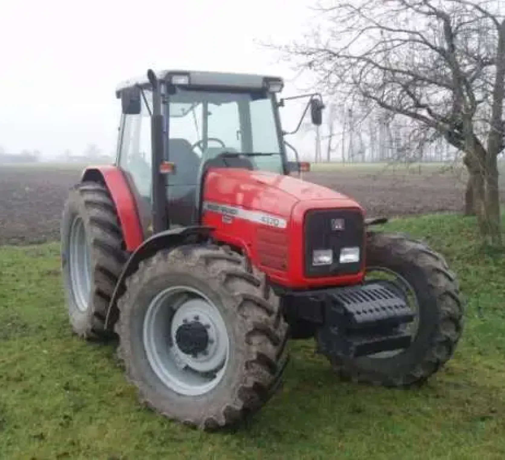 używany ciągnik rolniczy Massey Ferguson 4370 rok produkcji 2001 przód ciągnika