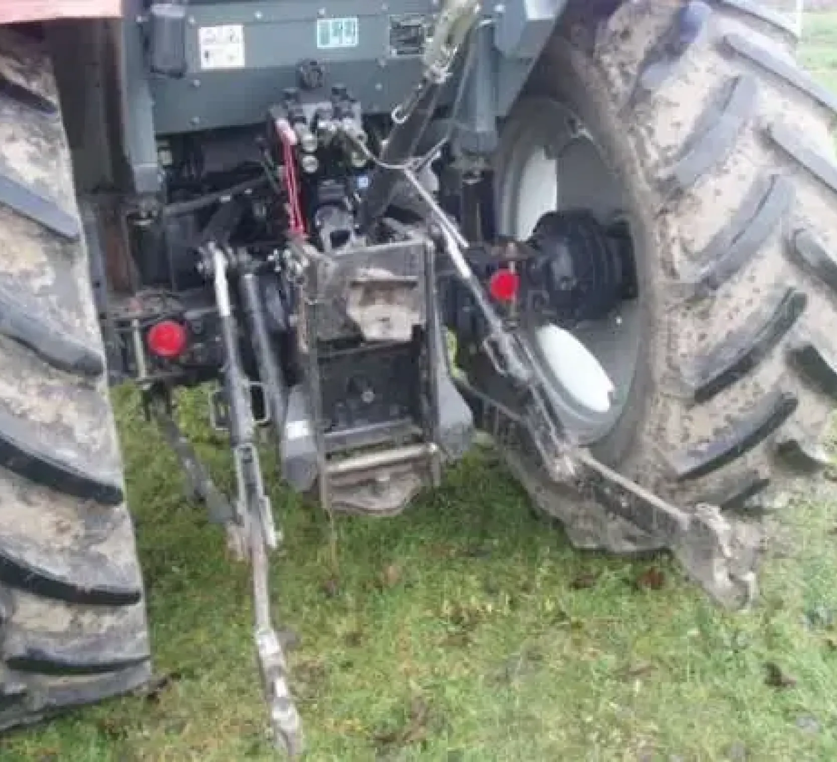 używany ciągnik rolniczy Massey Ferguson 4370 rok produkcji 2001 tył ciągnika TUZ