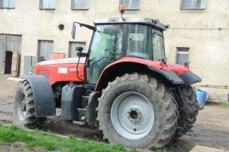 Kultowy TraktorMassey Ferguson 6495 na placu
