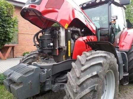 Podniesina maska z widokiem na silnik w ciągniku Massey Ferguson 6495 