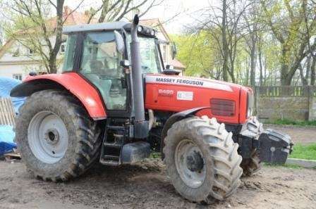 Ciągnik Massey Ferguson 6495 z obciążnikiem przednim
