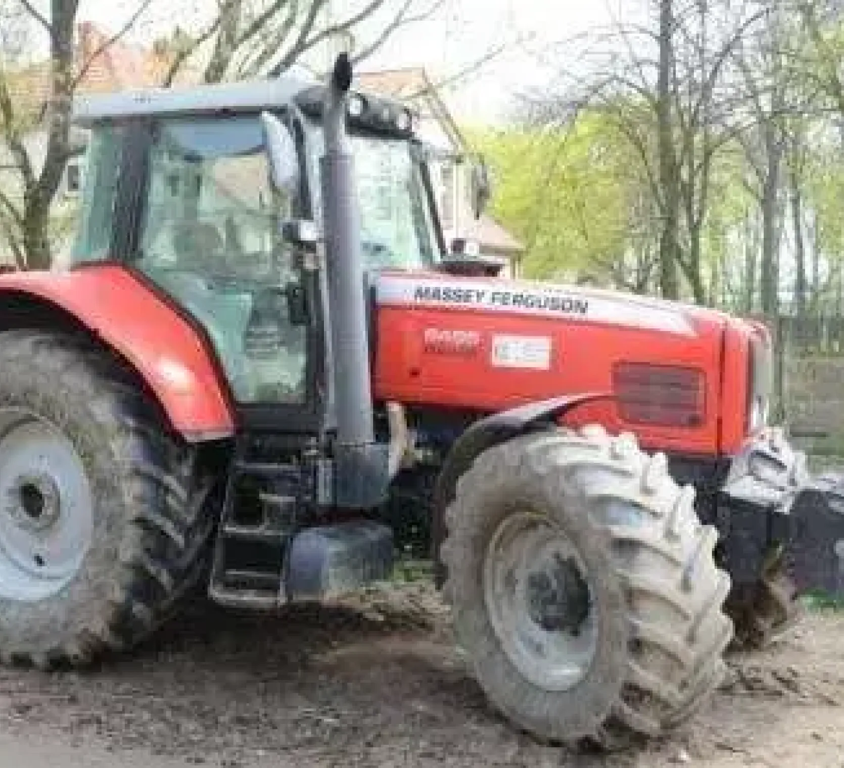 Ciągnik Massey Ferguson 6495 z obciążnikiem przednim