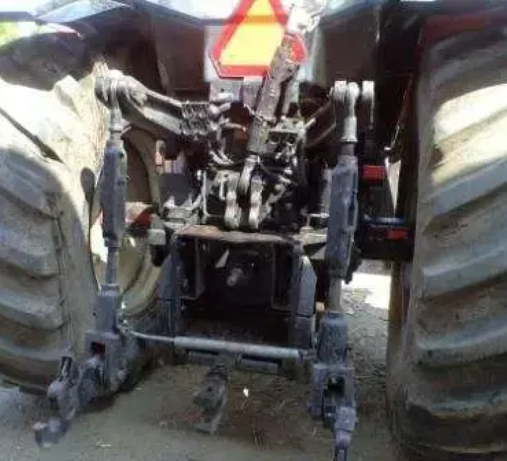 Układ zawieszenia narzędzi w używanym ciagniku Massey Ferguson 9240