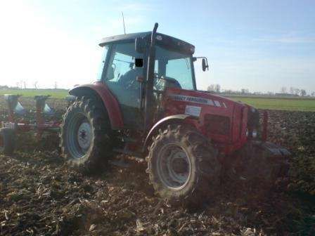 Niezawodny Ciągnik Massey Ferguson 5445 do zadań specjalnych
