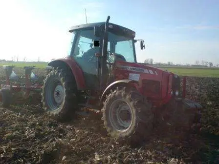Niezawodny Ciągnik Massey Ferguson 5445 do zadań specjalnych