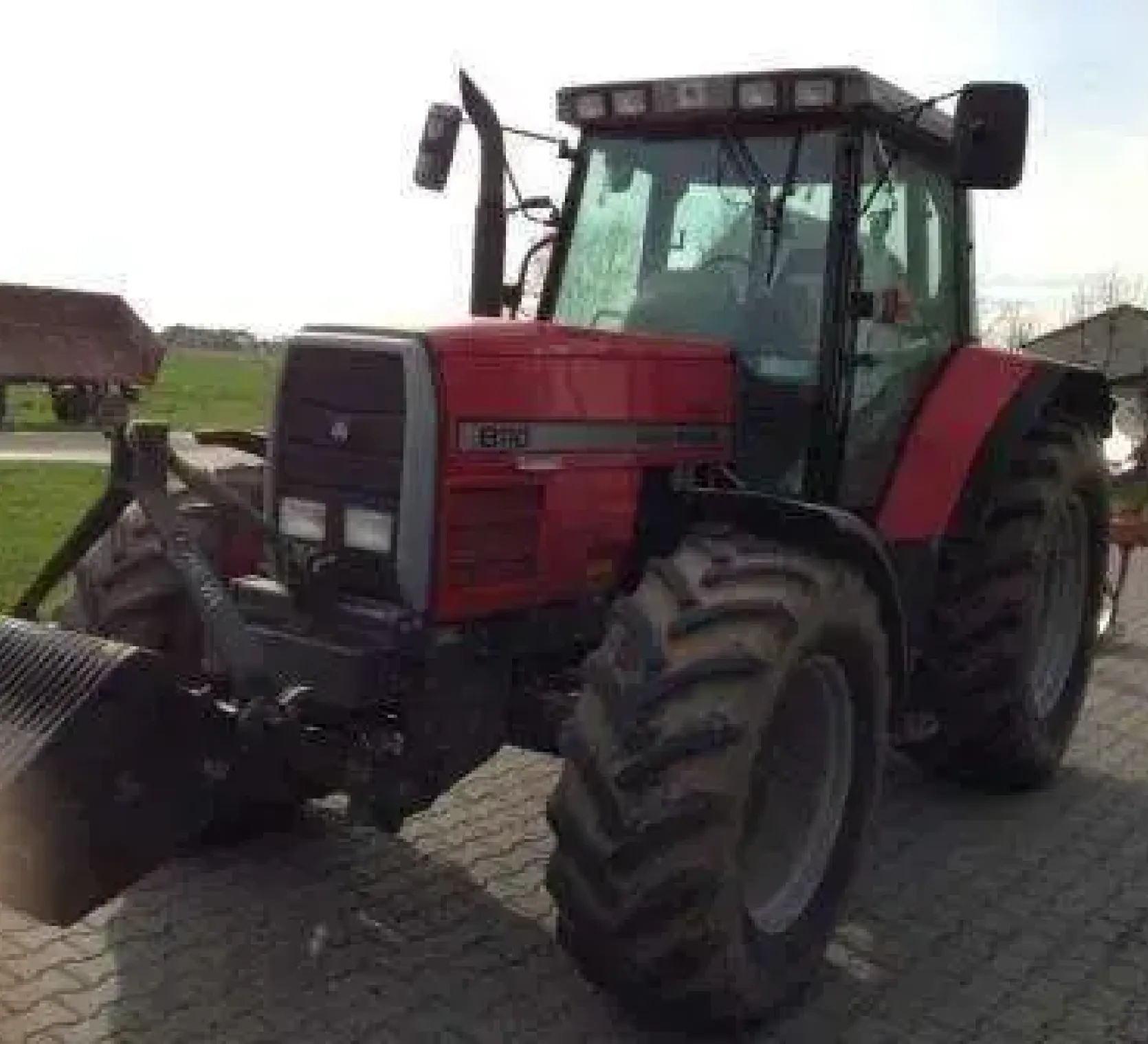 Ciągnik z obciążnikiem przednim MF 8110 z 1998 roku