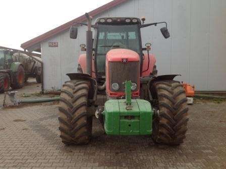 Zamontowany na ciągniku Massey Ferguson obciążnik przedni 