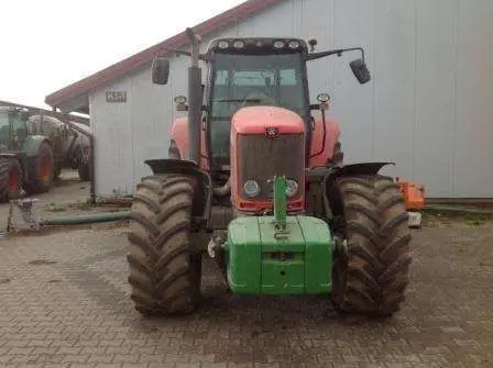 Zamontowany na ciągniku Massey Ferguson obciążnik przedni 