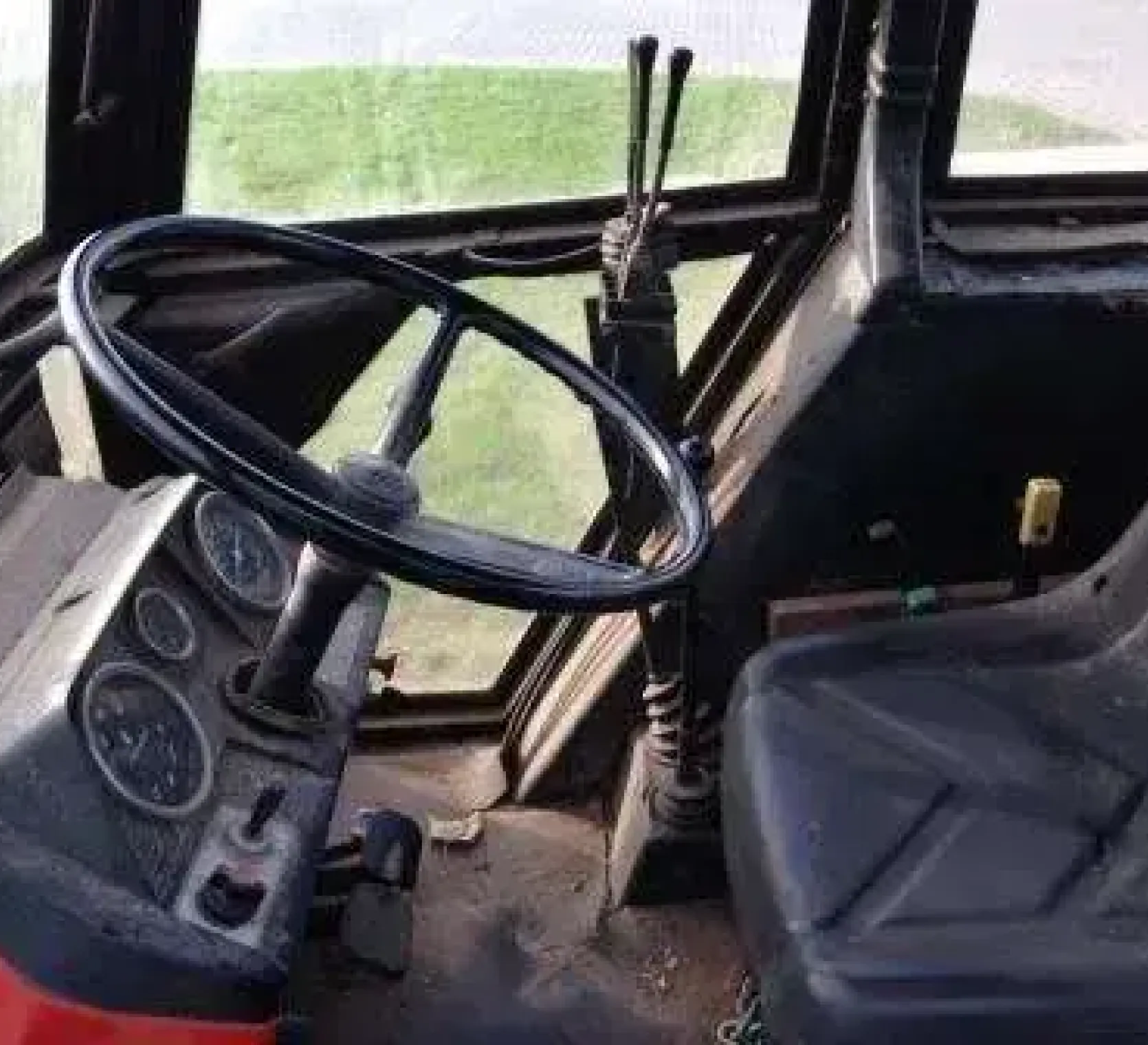 Kabina w ciągniku rolniczym Massey Ferguson 8110 