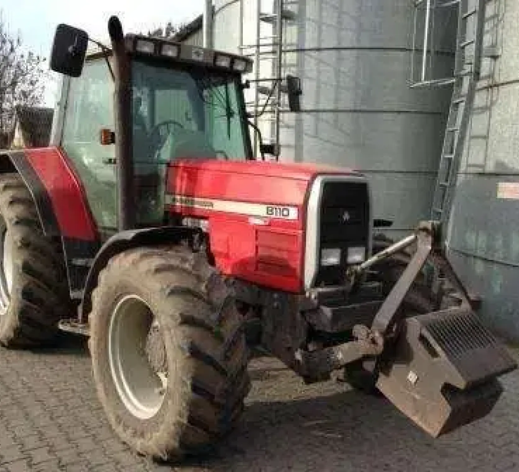 Kultowy Ciągnik Rolniczy Massey Ferguson 8110
