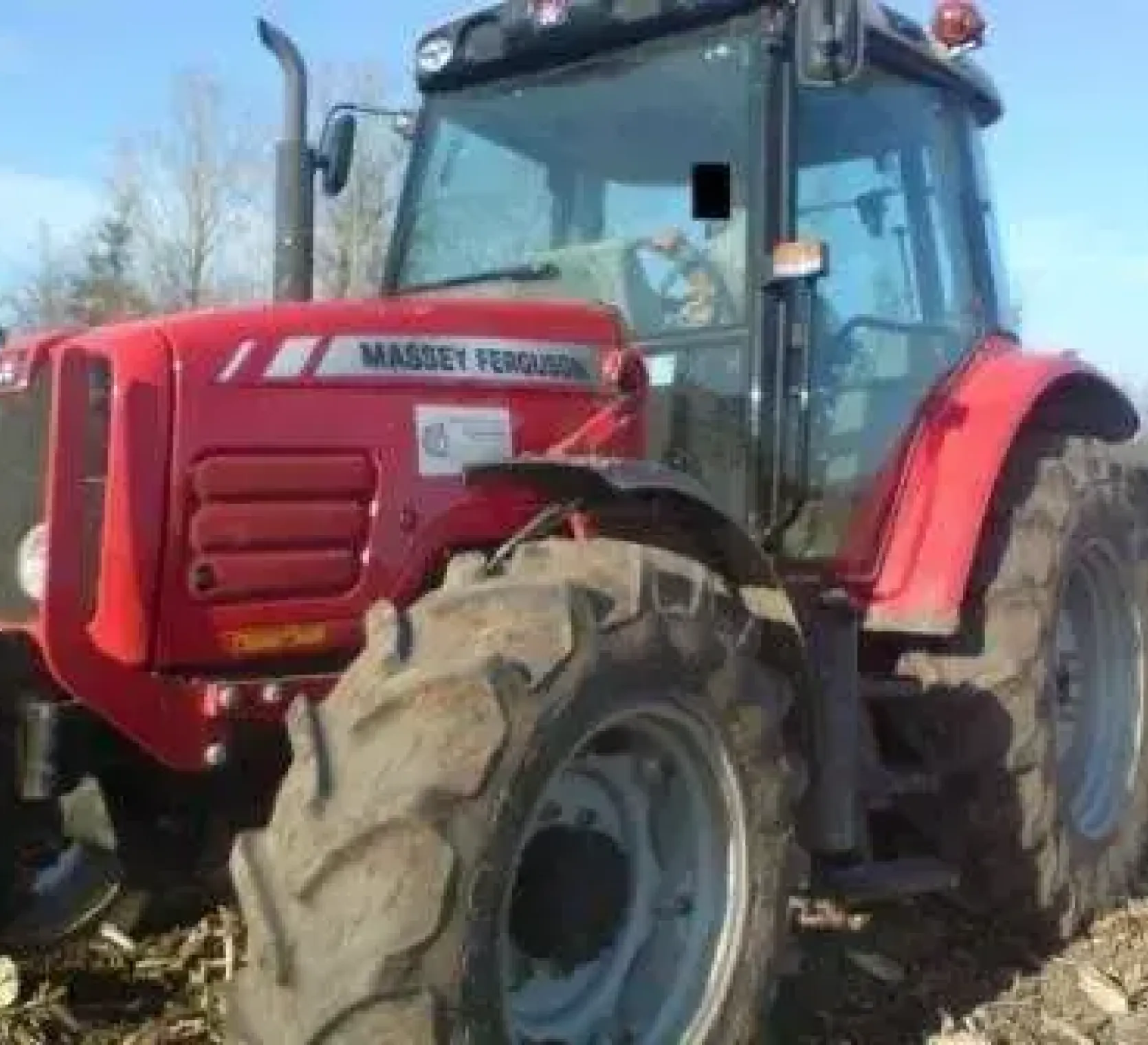 Używany Massey Ferguson w trakcie prac na polu 5445 z 2007 roku