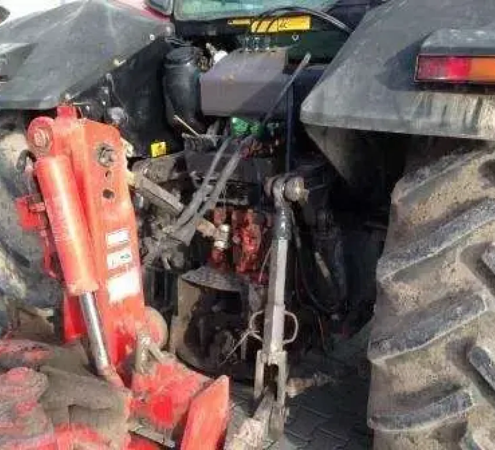 Tylny podnośnik w ciągniku Massey Ferguson 8110