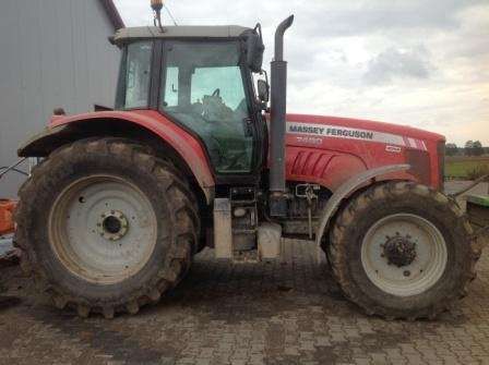Prawy bok czerwonego używanego ciągnika Massey Ferguson 7490