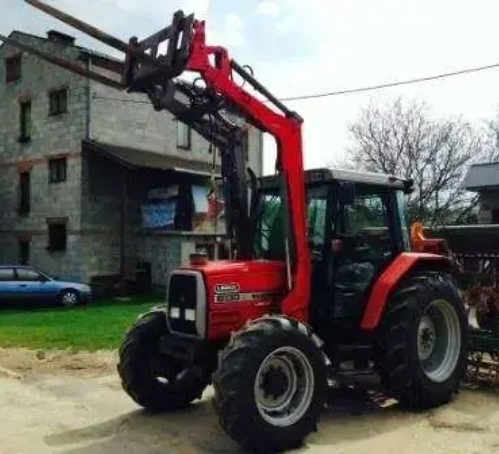 Używany Ciągnik Massey Ferguson 6130 rok produkcji 1996 z ładowaczem czołowym i widłami do palet
