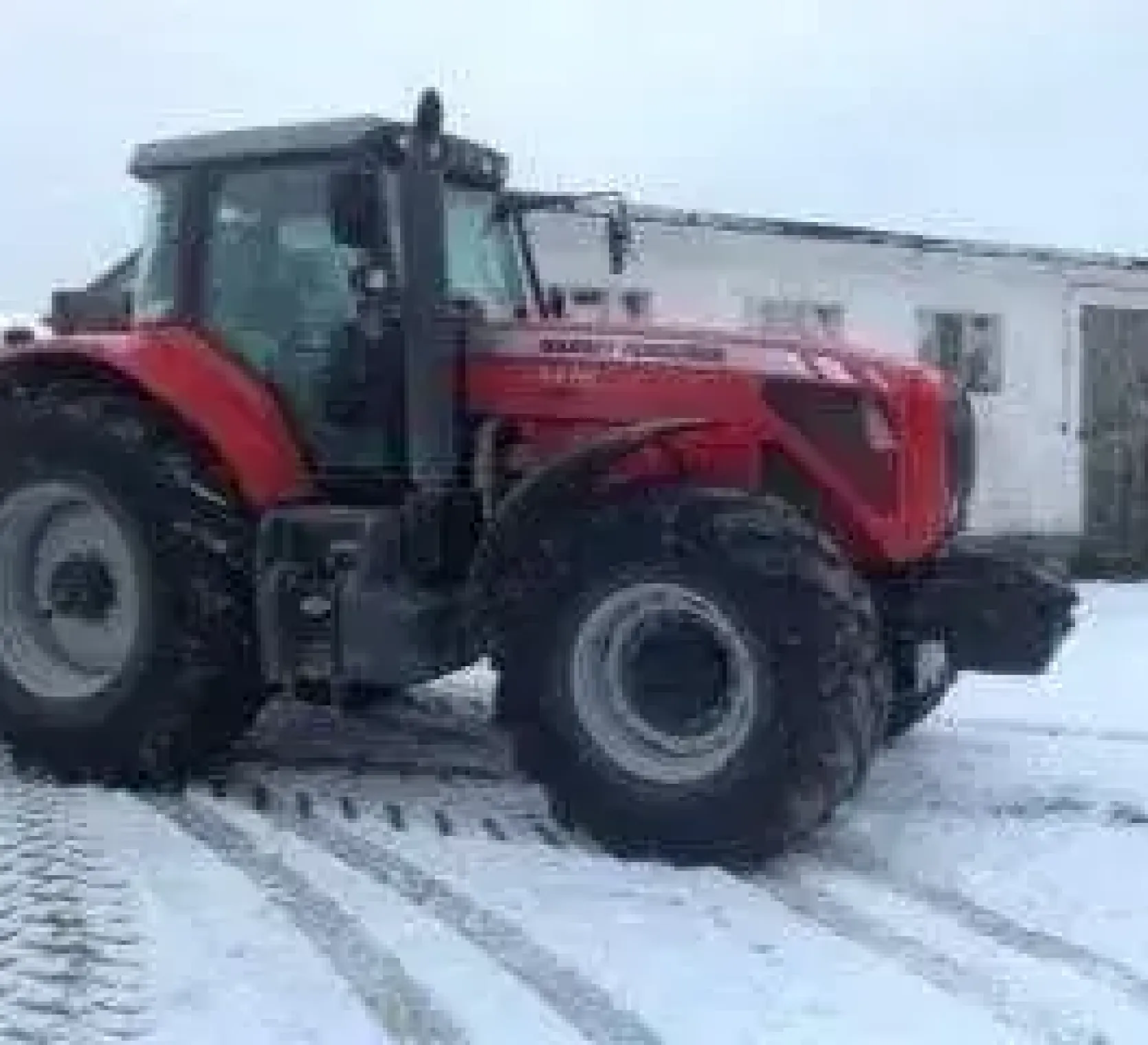 widok prawego boku MF 8470 szerokie ogumienie 