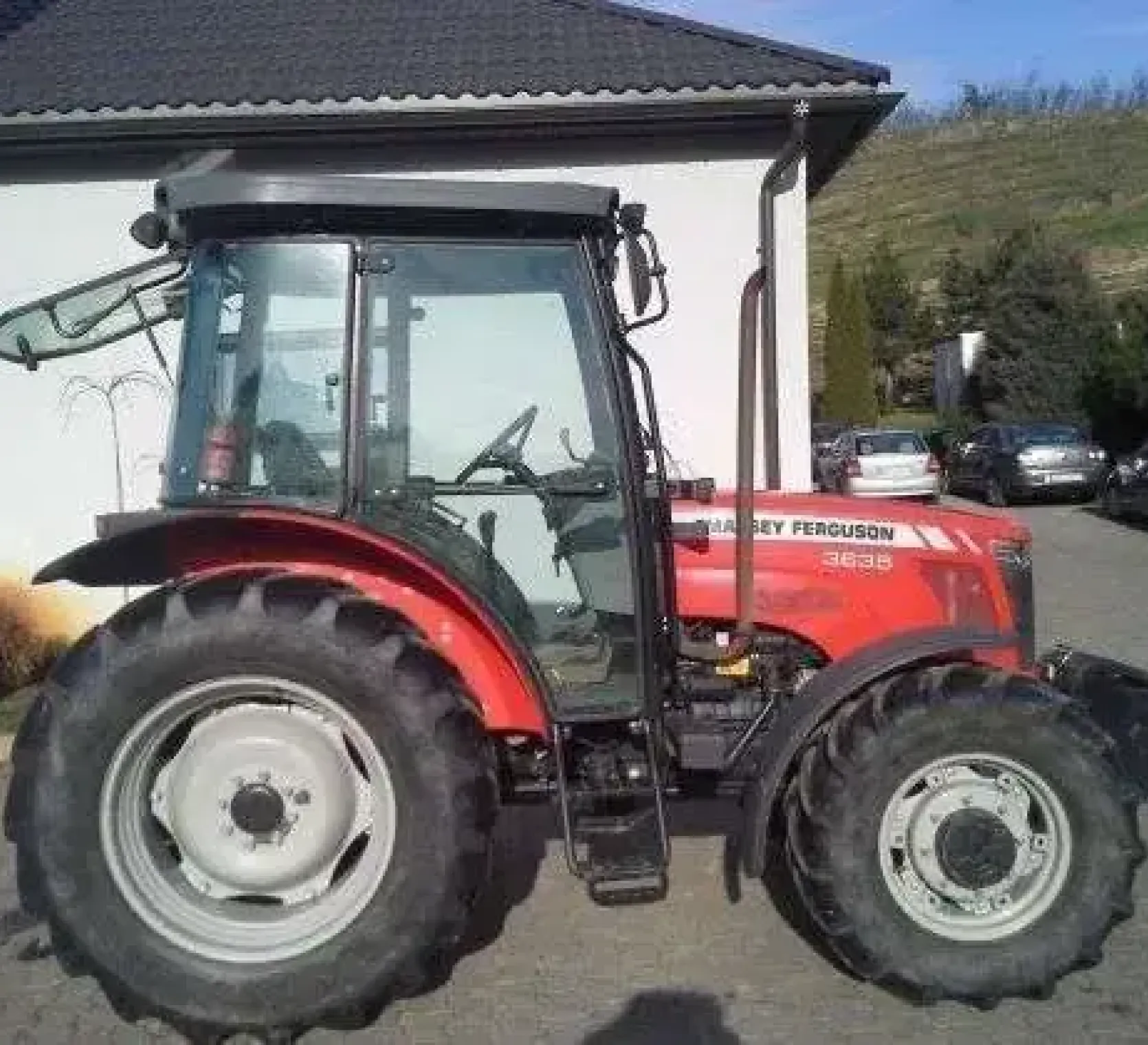 Prawa strona ciągnika rolniczego MF 3625 