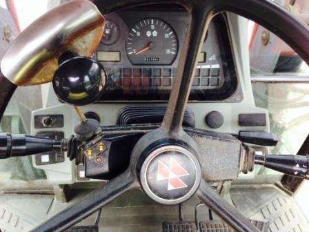Używany Ciągnik Massey Ferguson 6130 rok produkcji 1996 widok z pozycji operatora