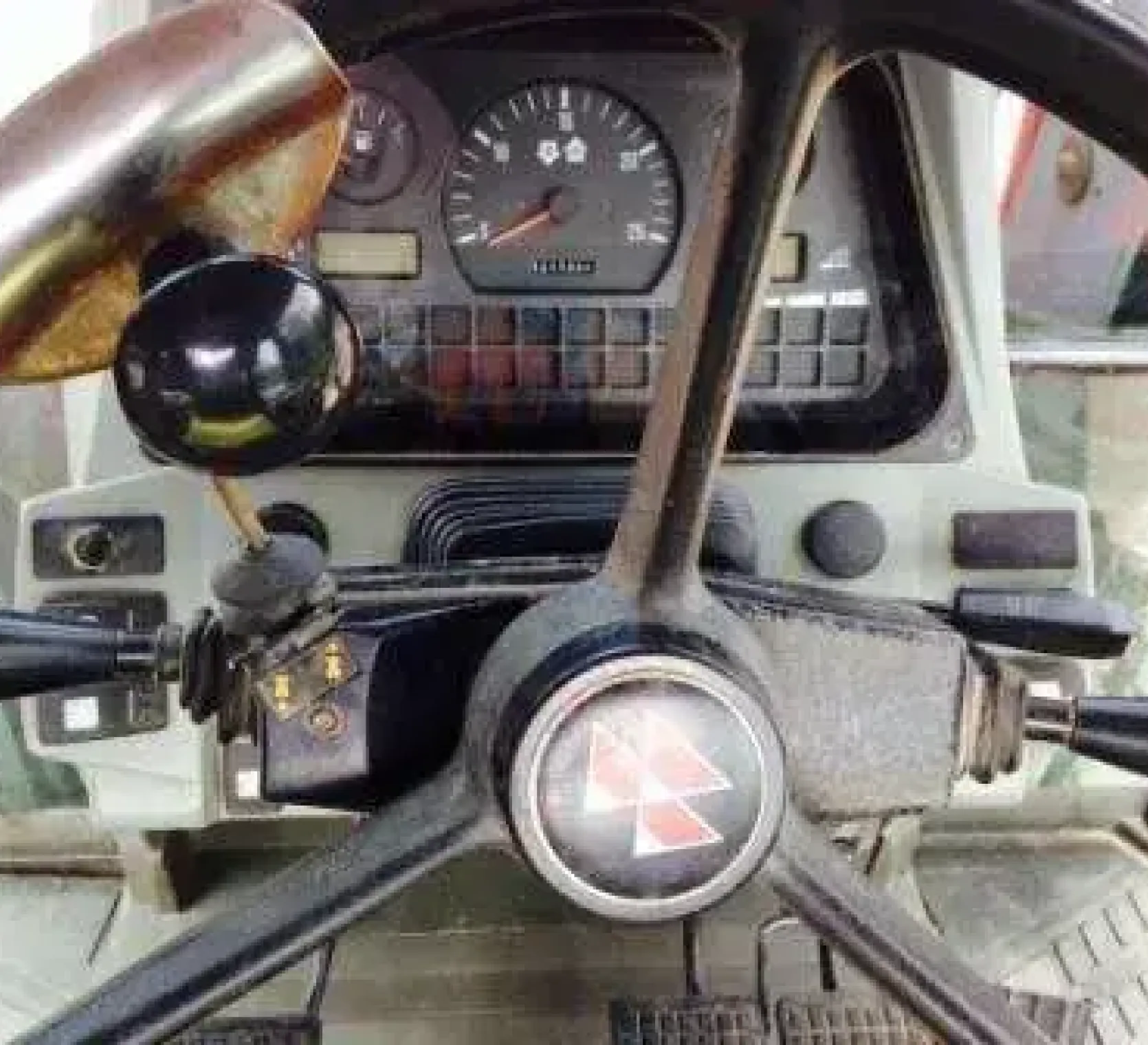 Używany Ciągnik Massey Ferguson 6130 rok produkcji 1996 widok z pozycji operatora