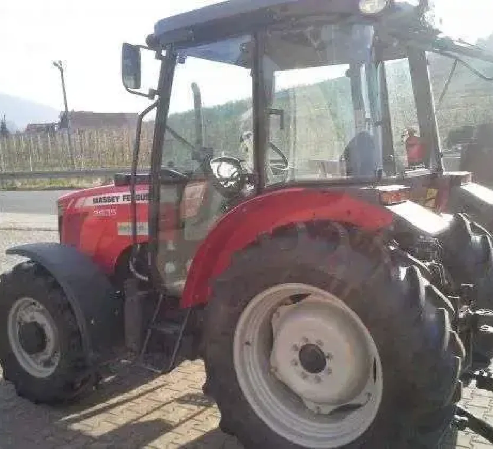 Tył ciągnika Massey Ferguson 3625 o 78 konnym silniku w firmie Korbanek