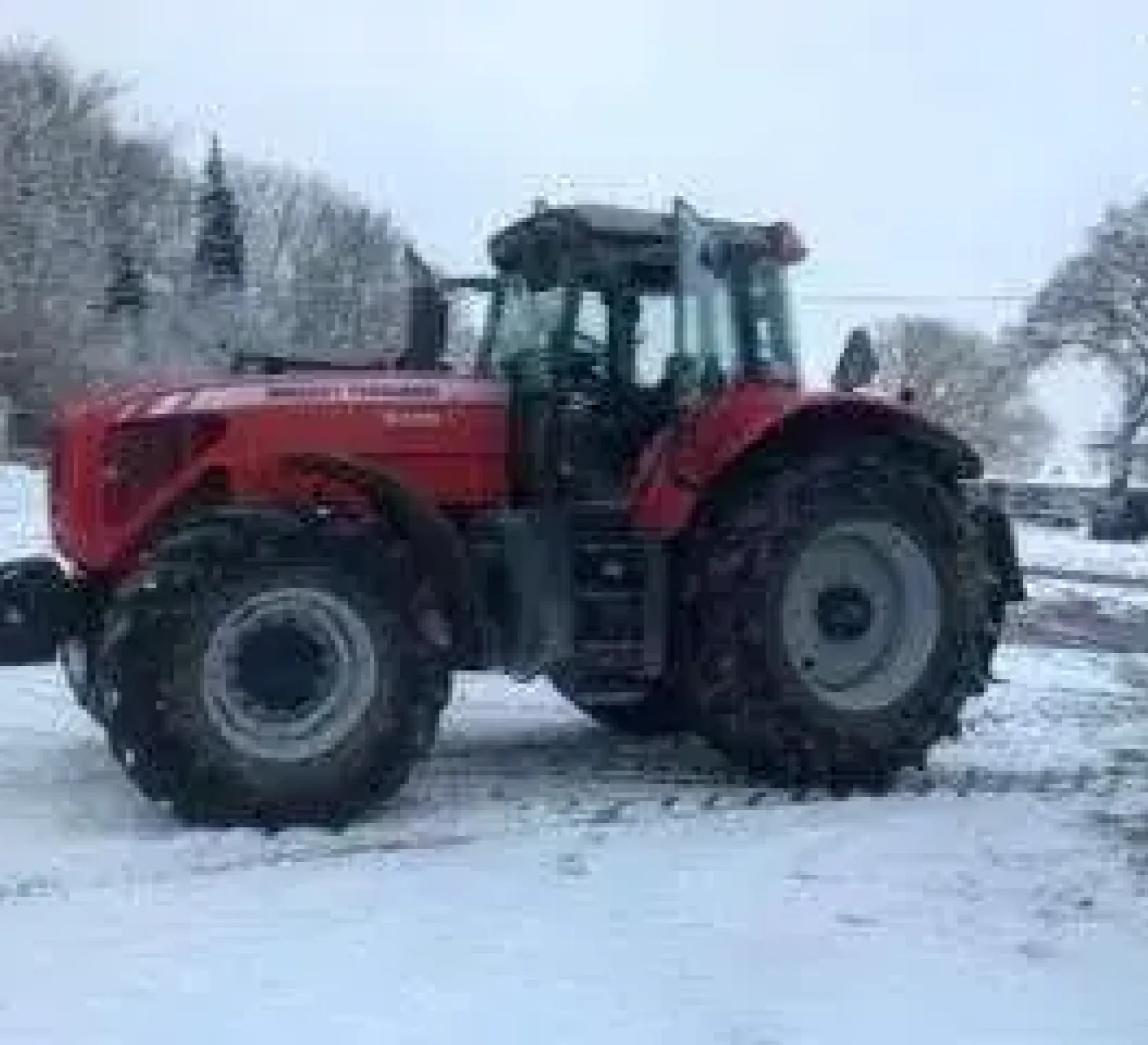 widok lewej strony ciągnika Massey Ferguson 8470 duża moc obciążnik czołowy