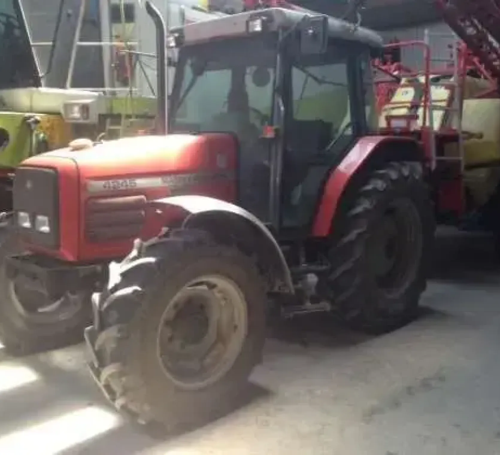 Używany ciągnik rolniczy Massey Ferguson 4245 z zaczepionym opryskiwaczem 