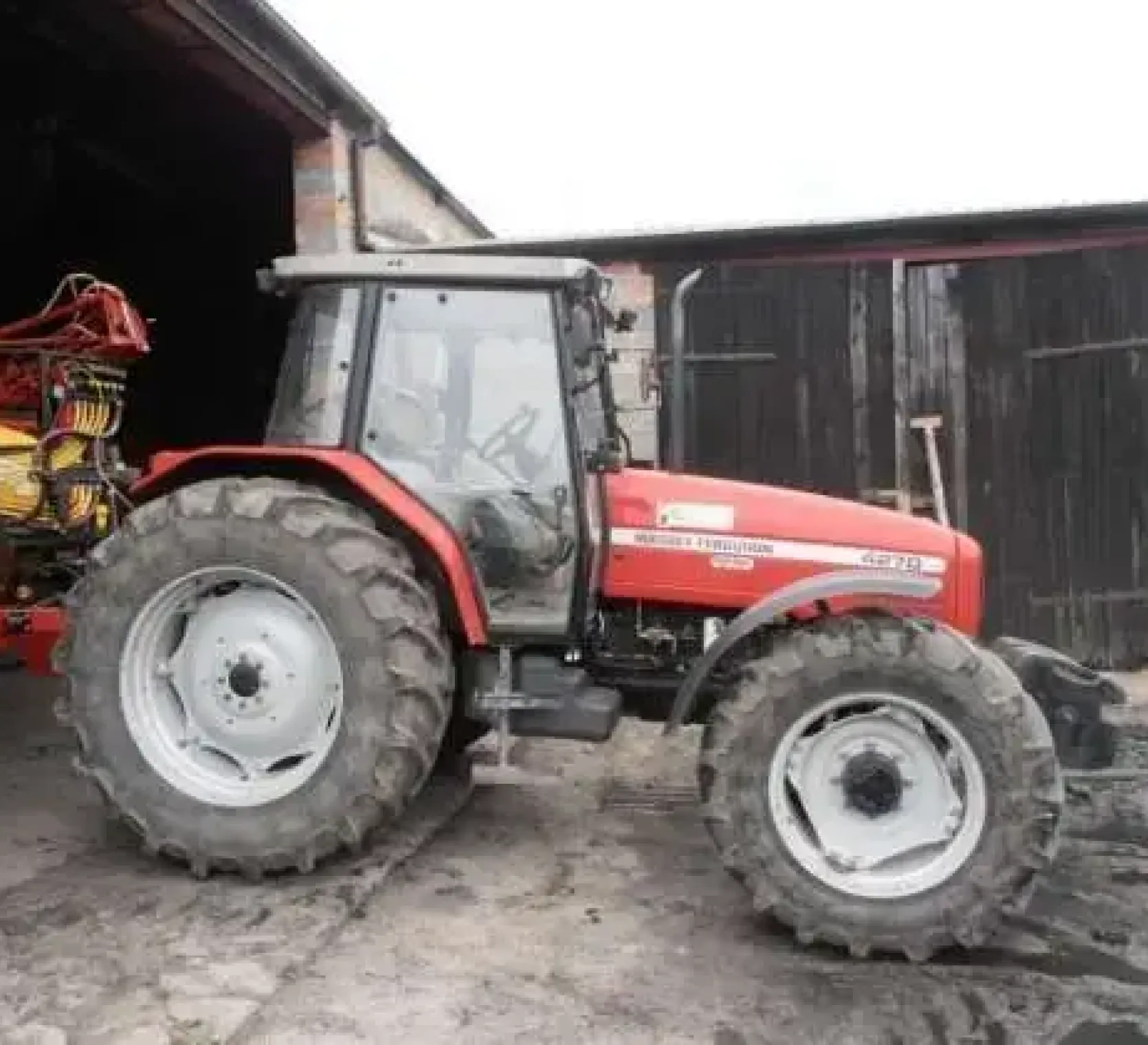 Używany Ciągnik rolniczy Massey Ferguson 4270 110 KM z podczepionym opryskwiaczem