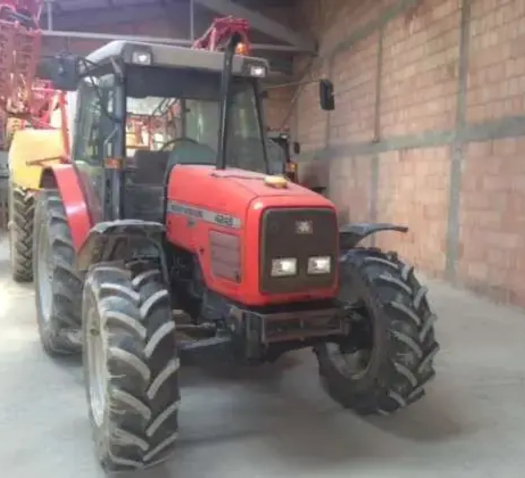 Przód używanego traktora rolniczego Massey Feruson 4245z 2001 roku 