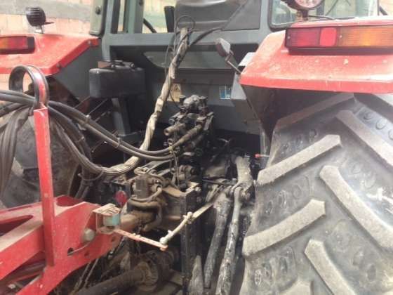 Układ montowania narzędzi w ciągniku Massey Feruson 4245 z 2001 roku 