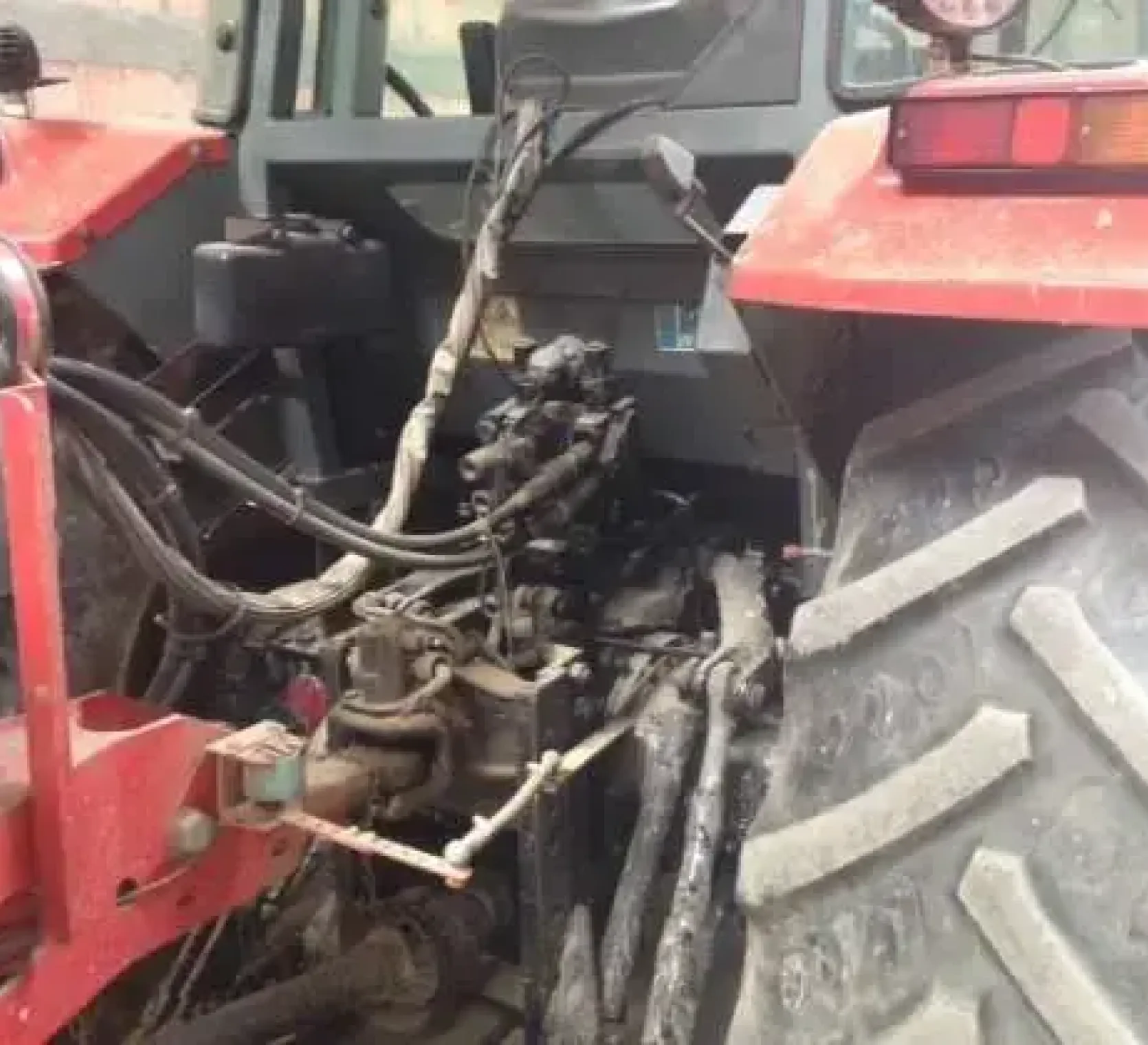 Układ montowania narzędzi w ciągniku Massey Feruson 4245 z 2001 roku 