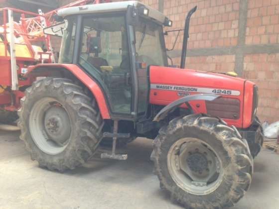 Massey Ferguson 4245 ciągnik używany z zaczepionym opryskiwaczem 