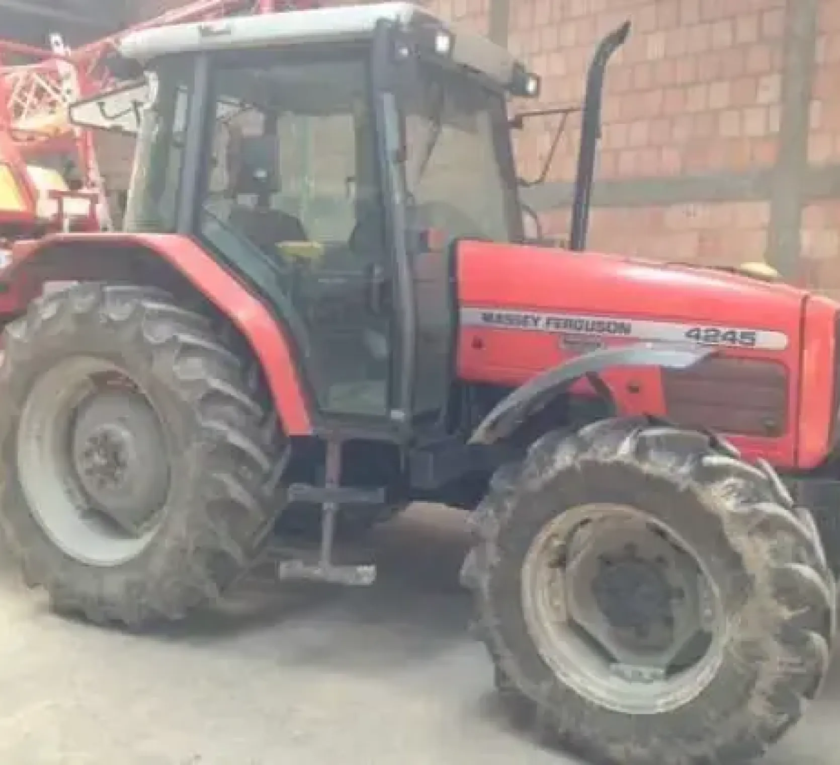 Massey Ferguson 4245 ciągnik używany z zaczepionym opryskiwaczem 