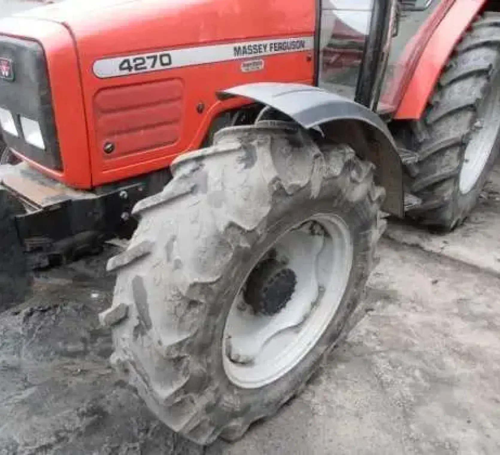 Stan ogumienia maszyny rolniczej Massey Ferguson 4270 110KM