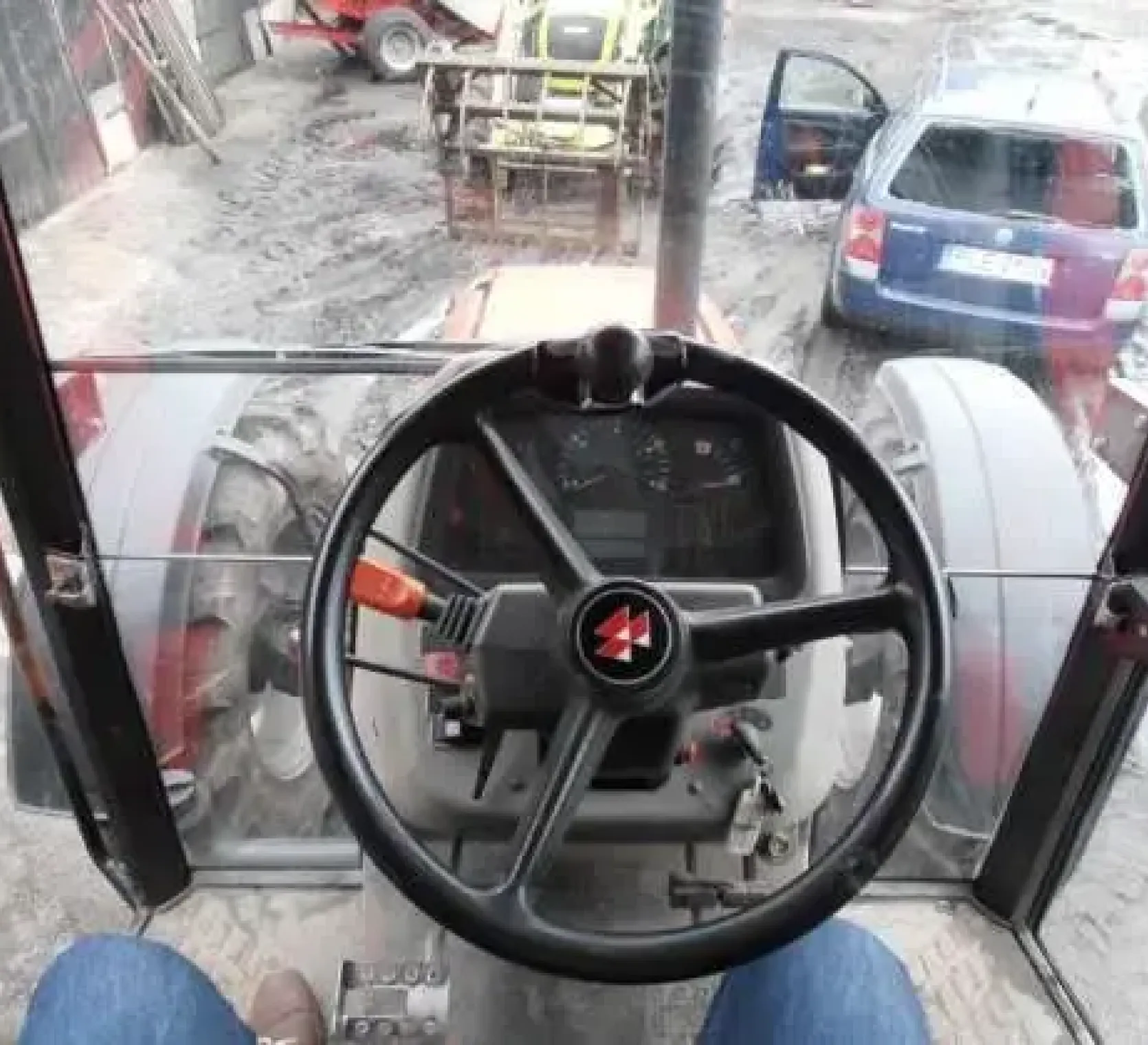 Widok kierowcy Ciągnik rolniczy Massey Ferguson 4270 110 KM kierownica szyba przednia