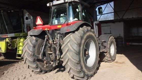 używany ciągnik rolniczy Massey Ferguson 8280  2004 r. widok z prawego tyłu szerokie ogumienie