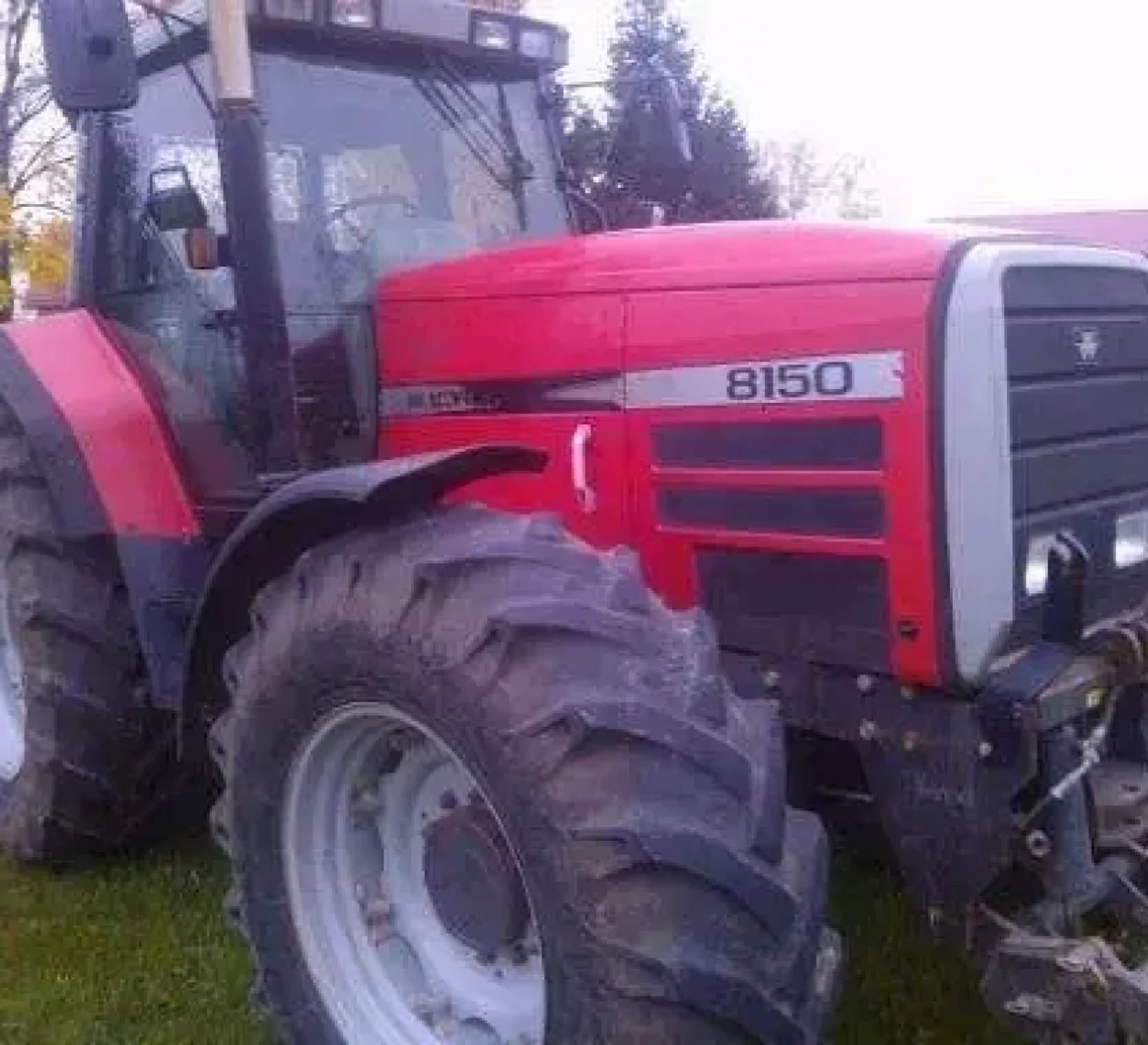 Przód i lewy bok ciągnika rolniczego Massey Ferguson 8150