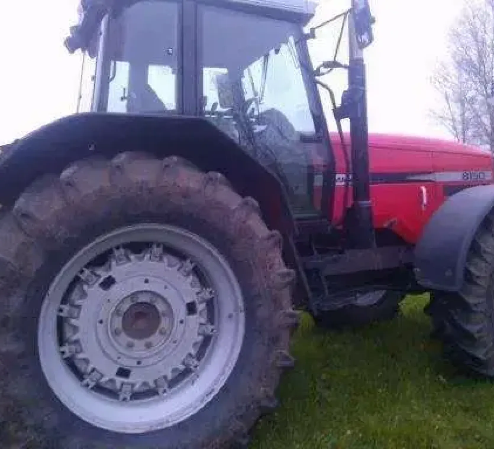 Czerwony zadbany traktor Massey Ferguson 8150 