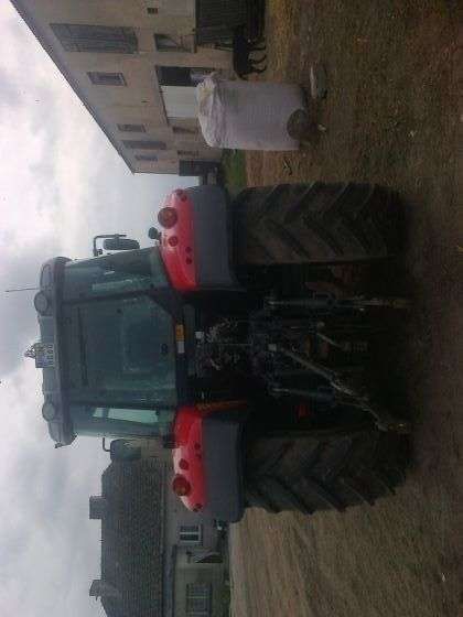 Tył traktora Massey Ferguson model 5465 120 KM tylne światła tylne opony tył kabiny 