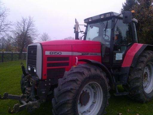 Prawy bok ciągnika Massey Ferguson 8150 